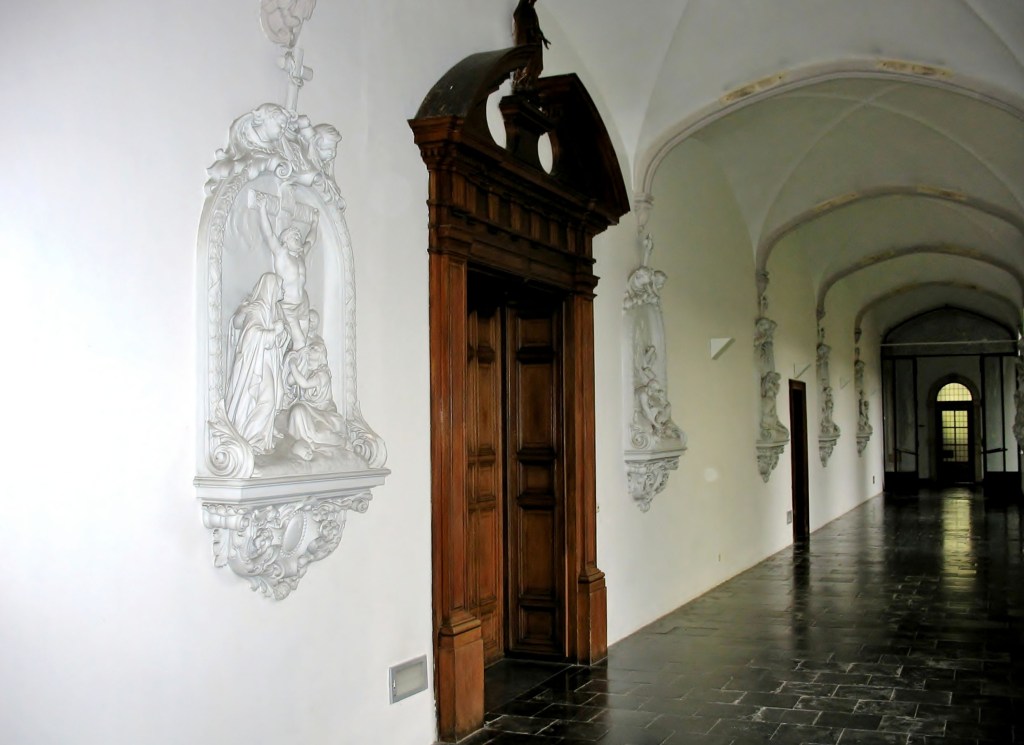 Deze afbeelding heeft een leeg alt-attribuut; de bestandsnaam is oude-abdij-gang.jpg